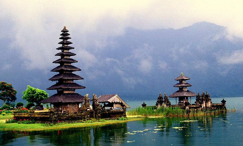 Danau Beratan Bookwisata Indonesia