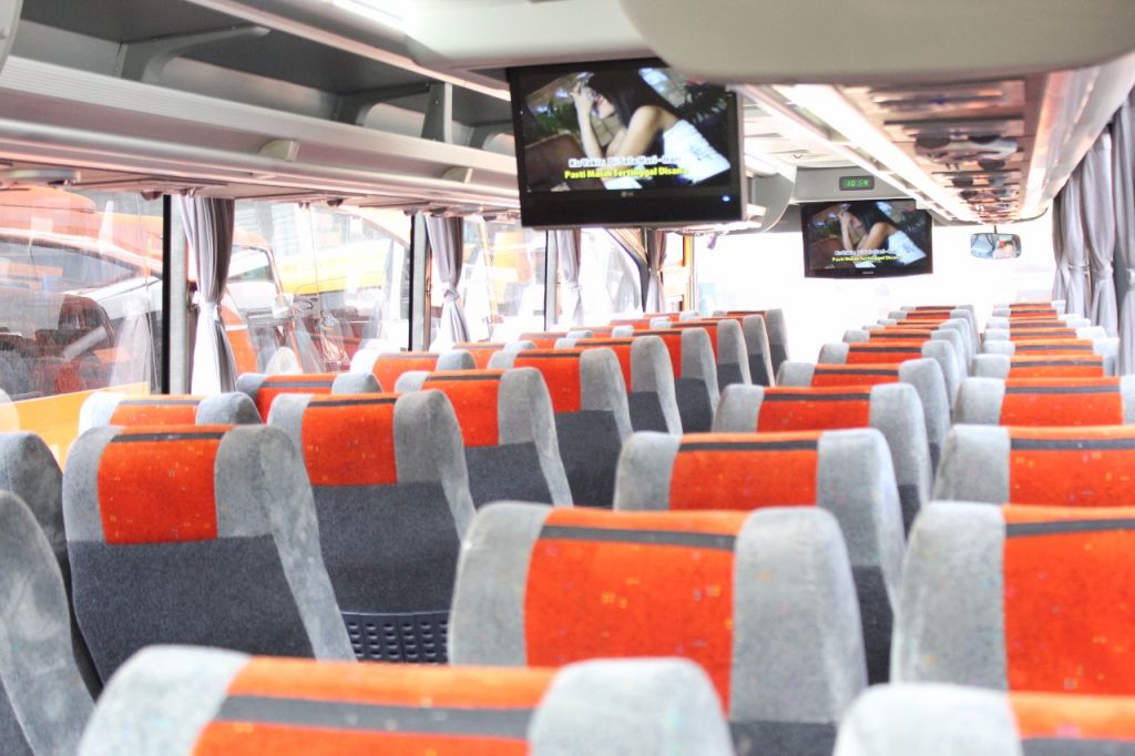 desain interior kursi bus panorama terbaik warna orange jumlah 55 seat nyaman pariwisata