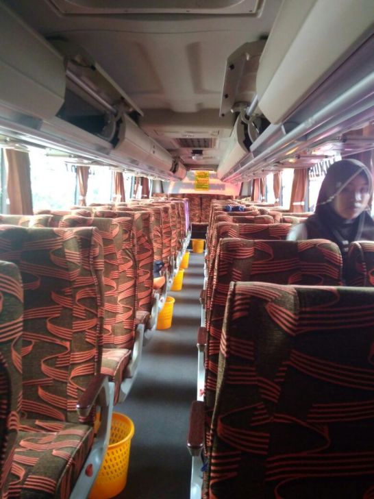 Bookwisata | sewa bus pariwisata muda belia transport banjarnegara jawa tengah big bus orange bookwisata indonesia ijo muda nyaman murah seat 2-2 jumlah seat 59 - Bookwisata
